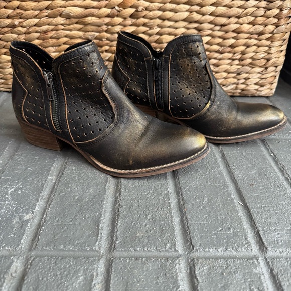 Diba True Leather 8.5 Brown Gold Distressed Zip Booties Western Cowgirl Rustic - Picture 2 of 7
